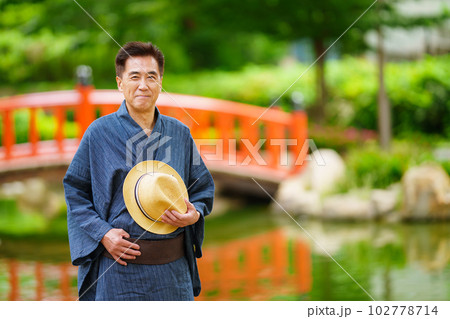 和装で旅行するシニア男性 102778714