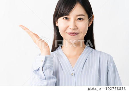 案内をする若い女性　ビジネスイメージ 102778858