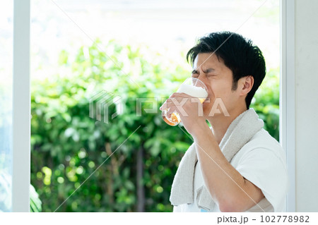 休日にビールを飲む男性 102778982