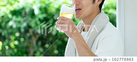 休日にビールを飲む男性 102778983