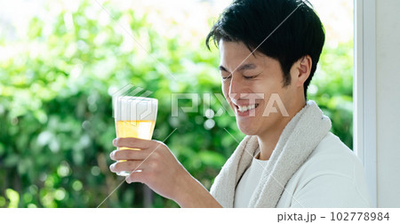 休日にビールを飲む男性 102778984