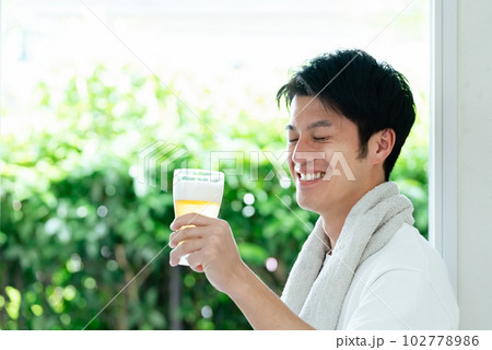 休日にビールを飲む男性 102778986