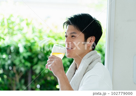 休日にビールを飲む男性 休日にビールを飲む男性 102779000