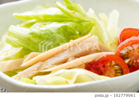 野菜サラダ(サラダチキン入り)。 野菜サラダ(サラダチキン入り)。 102779061