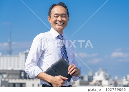 Yシャツ姿の爽やかな中高年ビジネスマン Yシャツ姿の爽やかな中高年ビジネスマン 102779066