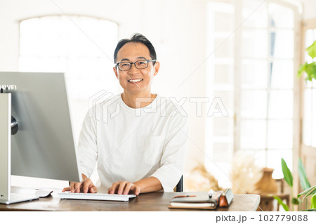PCモニターでデザインを確認するエンジニア PCモニターでデザインを確認するエンジニア 102779088