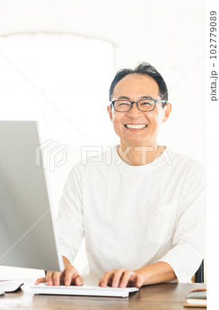 PCモニターでデザインを確認するエンジニア PCモニターでデザインを確認するエンジニア 102779089