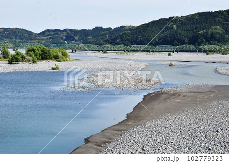 島田市 大井川橋から望む大井川と東海道本線橋梁 島田市 大井川橋から望む大井川と東海道本線橋梁 102779323