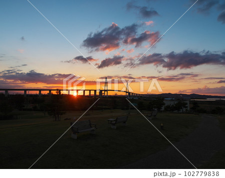 富山県射水市　富山新港元気の森公園から夕焼けの新湊大橋を臨む 102779838