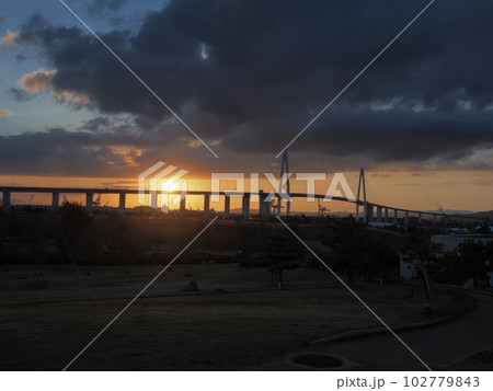 富山県射水市　富山新港元気の森公園から夕焼けの新湊大橋を臨む 102779843