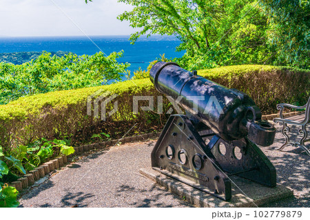 （静岡県）下田市・寝姿山山頂　黒船見張所跡に置かれた大砲 102779879