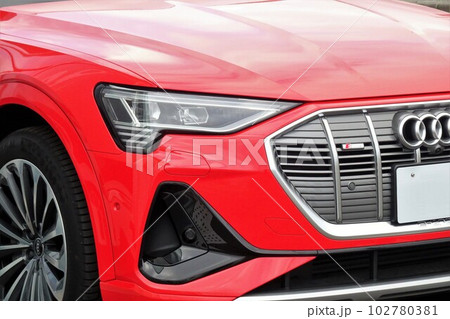 輸入車イメージ　アウディe-tronスポーツバックのフロントマスク 102780381