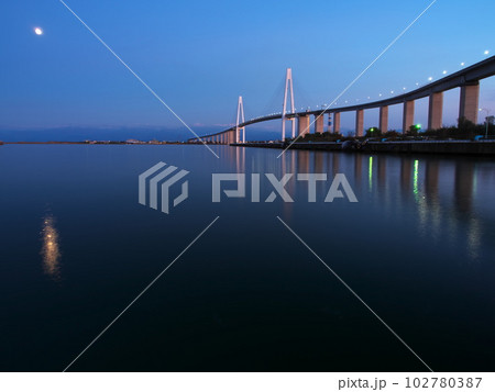富山県射水市　夕暮れのみなとオアシス 海王丸パークから新湊大橋と夕月を臨む 102780387