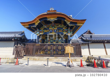 青空に映える美しい色彩の本願寺唐門（修復済） 102780410