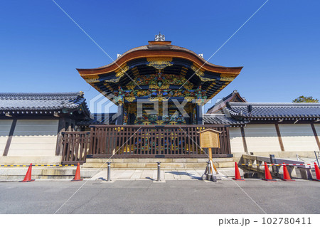 青空に映える美しい色彩の本願寺唐門（修復済） 102780411