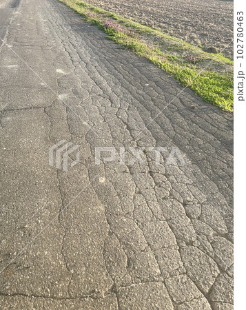 ひび割れたアスファルトの道路 102780463