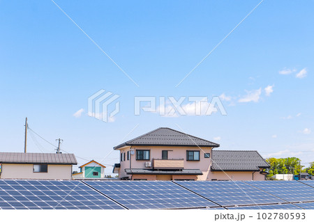太陽光発電所と住宅 102780593