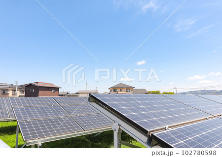 太陽光発電所と住宅 102780598