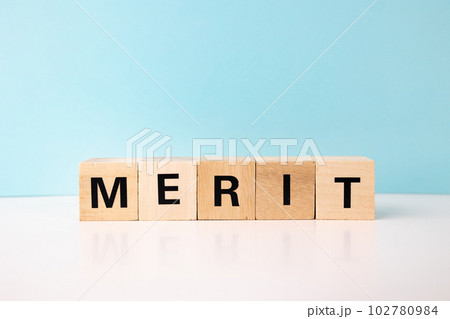 メリットの文字と水色背景 102780984
