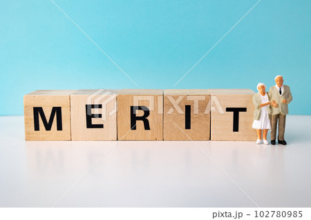 メリットの文字と老夫婦 メリットの文字と老夫婦 102780985