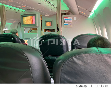 飛行機の機内、ちょっといいお席 102781546