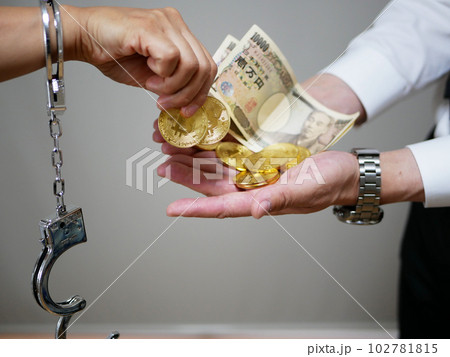 犯罪で現金を手にしてしまった男性 102781815