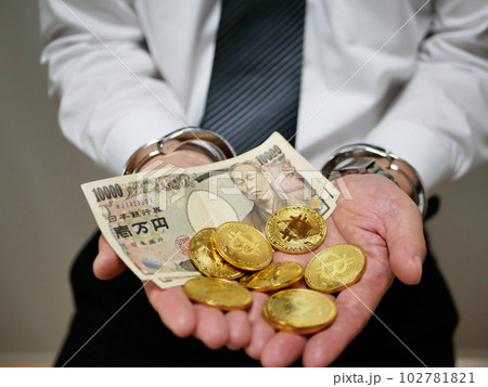 違法に現金の受け渡しをする男性 102781821