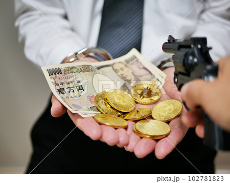 銃口を向けられて現金を渡す男性 銃口を向けられて現金を渡す男性 102781823