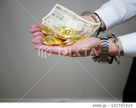 犯罪を犯して手錠をかけられた容疑者 犯罪を犯して手錠をかけられた容疑者 102781824