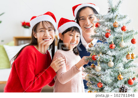 クリスマスの若い家族 クリスマスの若い家族 102781848