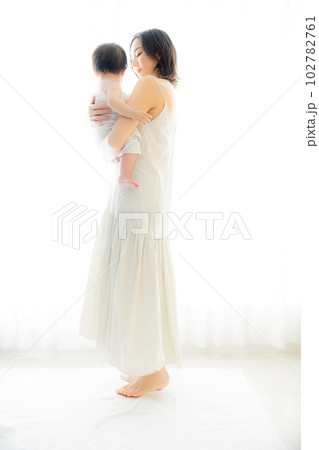 赤ちゃんを抱っこするママ　 102782761