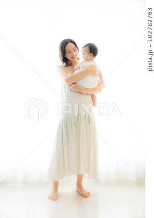 赤ちゃんを抱っこするママ　 102782763