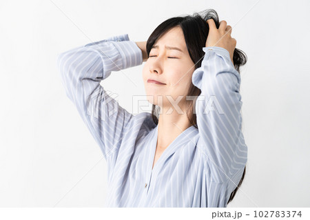 頭を抱える若い女性　ライフスタイルイメージ 102783374