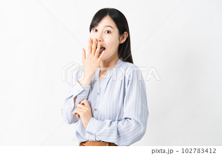 手を上げて驚く若い女性 ライフスタイルイメージ 手を上げて驚く若い女性 ライフスタイルイメージ 102783412