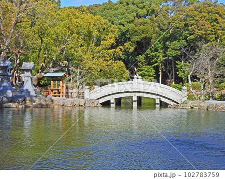 福岡県にある世界文化遺産の宗像大社太鼓橋と心字池 102783759
