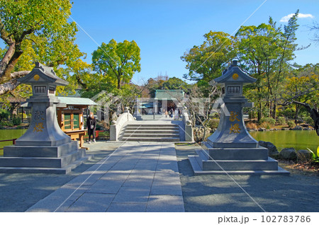 福岡県にある世界文化遺産の宗像大社新太鼓橋と神門 福岡県にある世界文化遺産の宗像大社新太鼓橋と神門 102783786