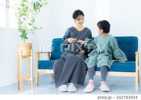 親子 妊婦 小学生の女の子 親子 妊婦 小学生の女の子 102783834