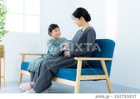 親子　妊婦　小学生の女の子　 102783837