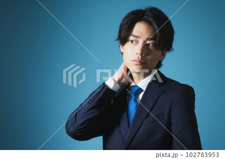 スーツの男性　 102783953