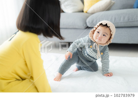 リビング　赤ちゃん　姉妹　　 102783979