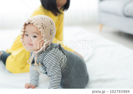 リビング　赤ちゃん　姉妹　　 102783984