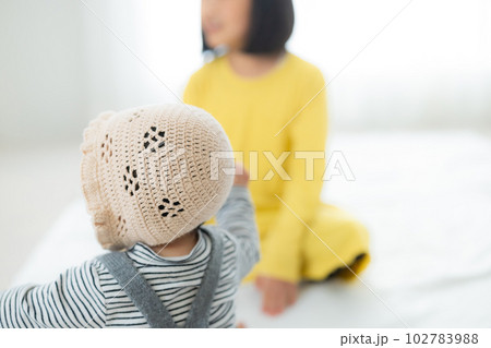 リビング　赤ちゃん　姉妹　　 102783988