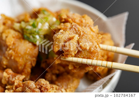 唐揚げを箸で食べる 102784167