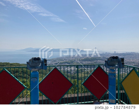 須磨浦山上遊園地 西部展望台から見える明石海峡大橋(兵庫県 神戸市) 須磨浦山上遊園地 西部展望台から見える明石海峡大橋(兵庫県 神戸市) 102784879