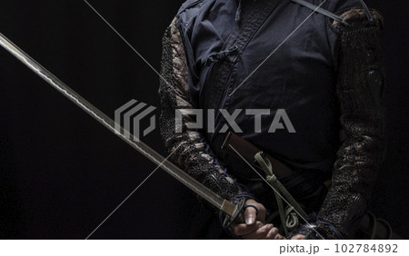 籠手を着けた侍 102784892