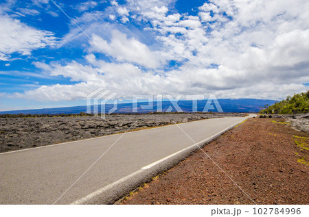 ハワイ　ハワイ島　固まった溶岩のむこうにあるマウナロア 102784996