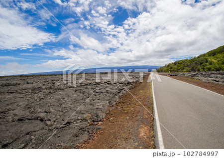 ハワイ　ハワイ島　固まった溶岩のむこうにあるマウナロア 102784997