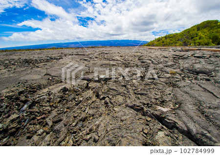 ハワイ　ハワイ島　固まった溶岩のむこうにあるマウナロア 102784999