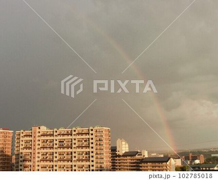 雨上がりの日の虹。 雨上がりの日の虹。 102785018