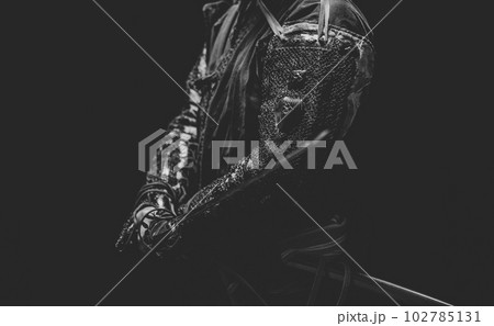 籠手を着けた侍 102785131